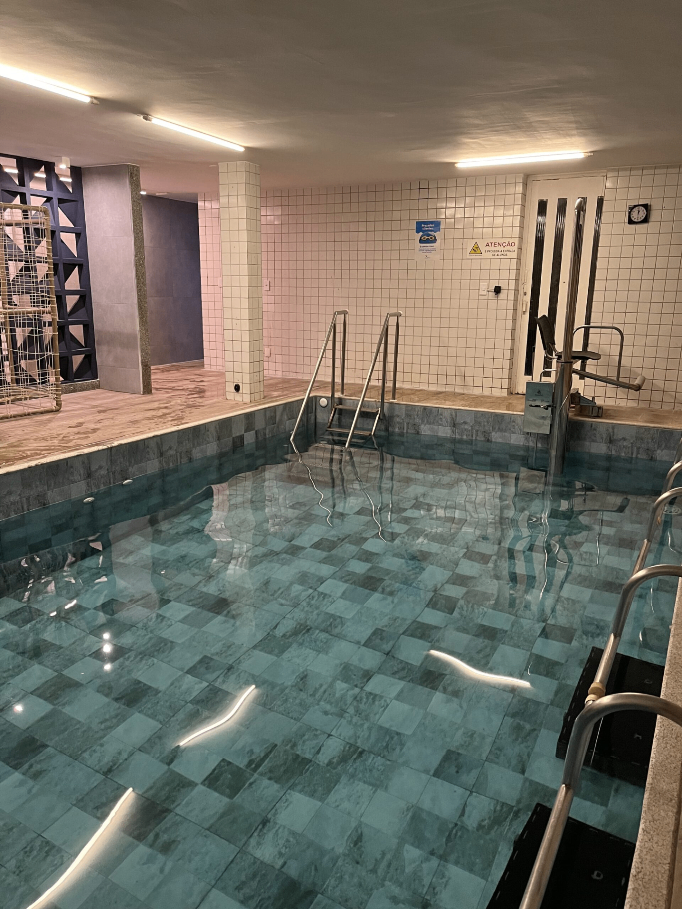 Piscina aquecida para hidroterapia
